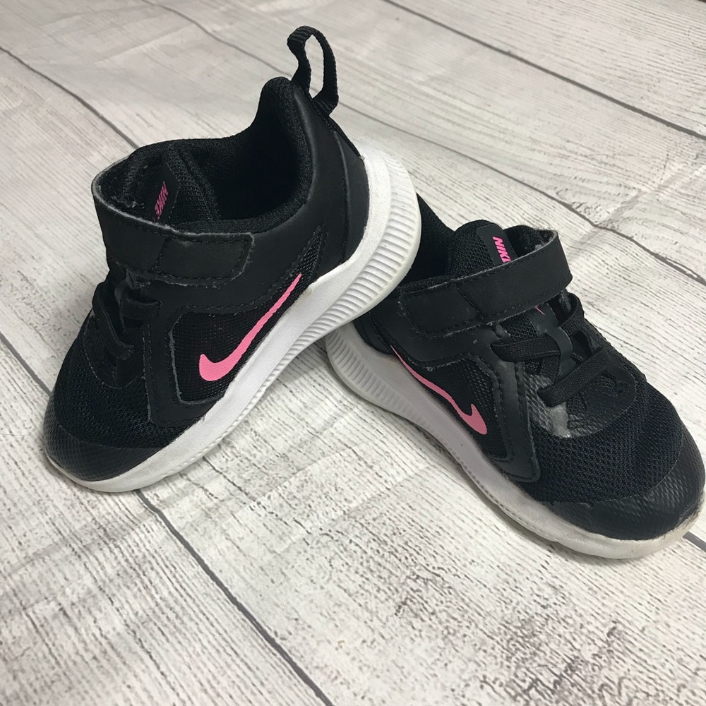NIKE Black w/Pink Slip On Size 5 ((toddler)